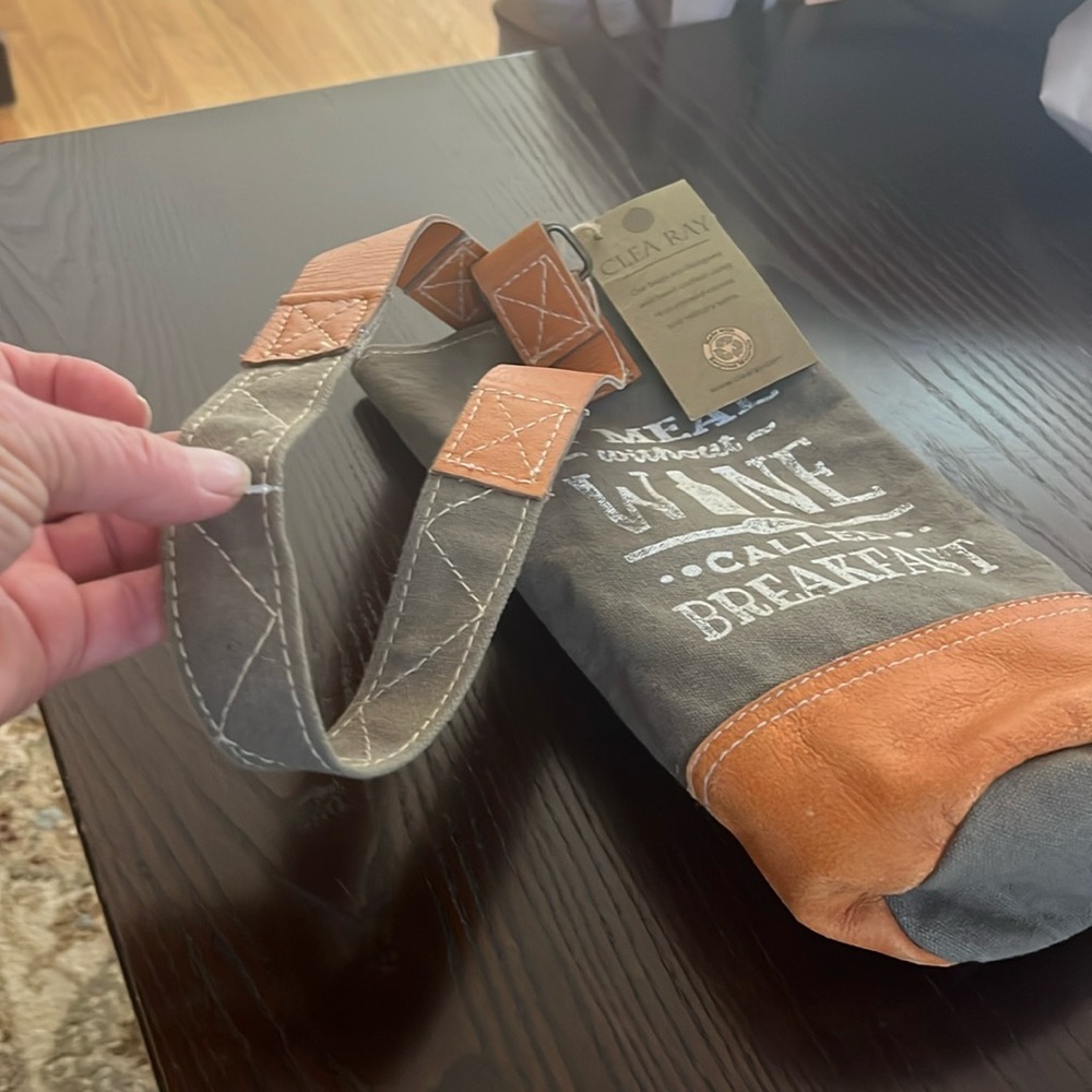 Clea Ray wine holder